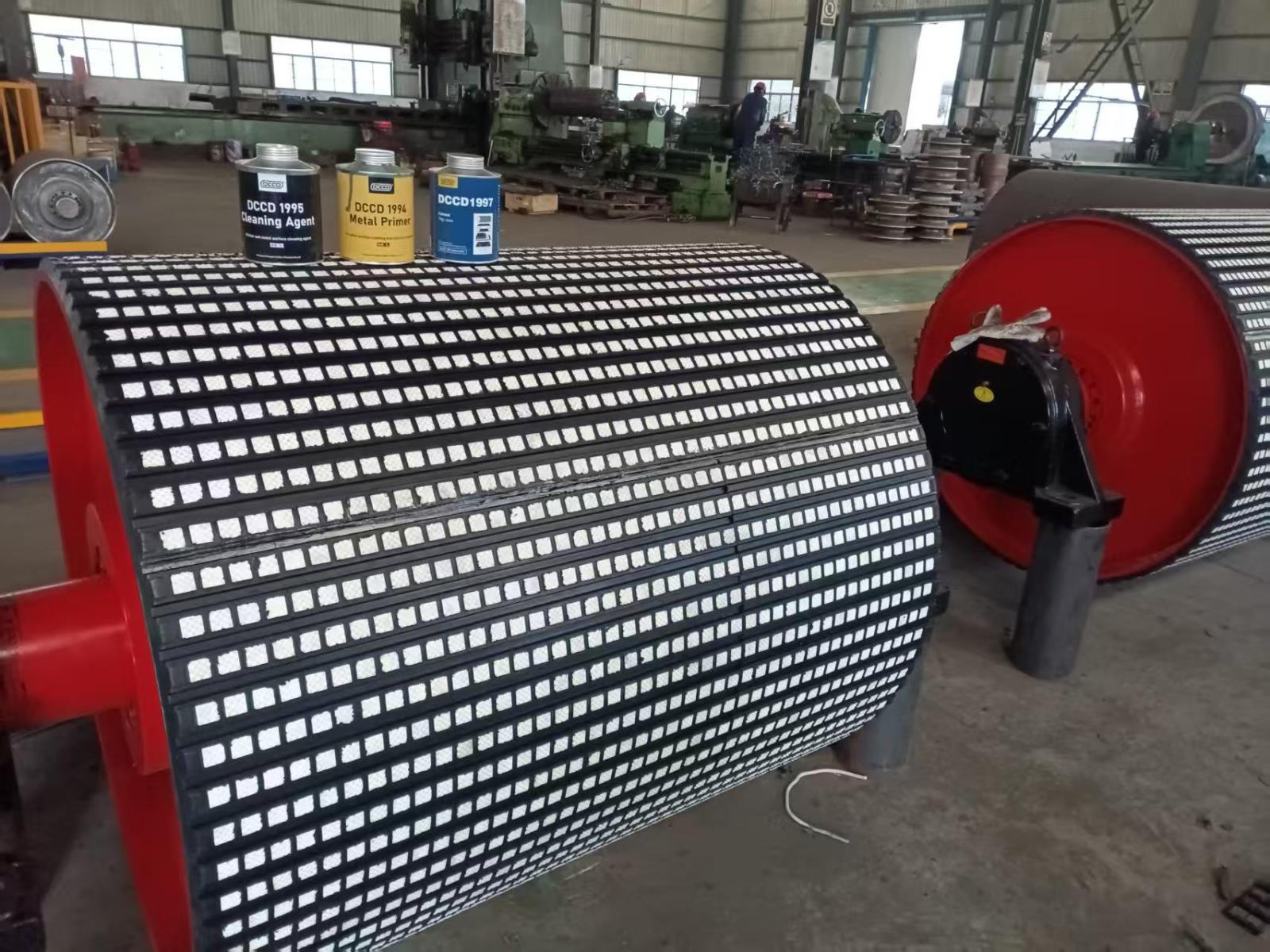 為礦山輸送線提供5年壽命的滾筒包膠