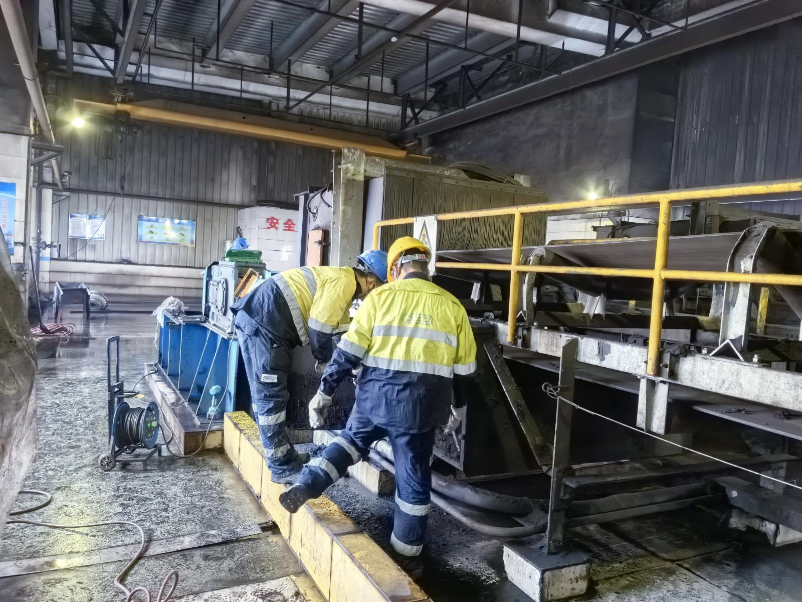 DCCD團隊解決輸送線嚴重的回程帶料問題；帶寬1200mm,帶速≤3.15米/秒，輸送煤炭。